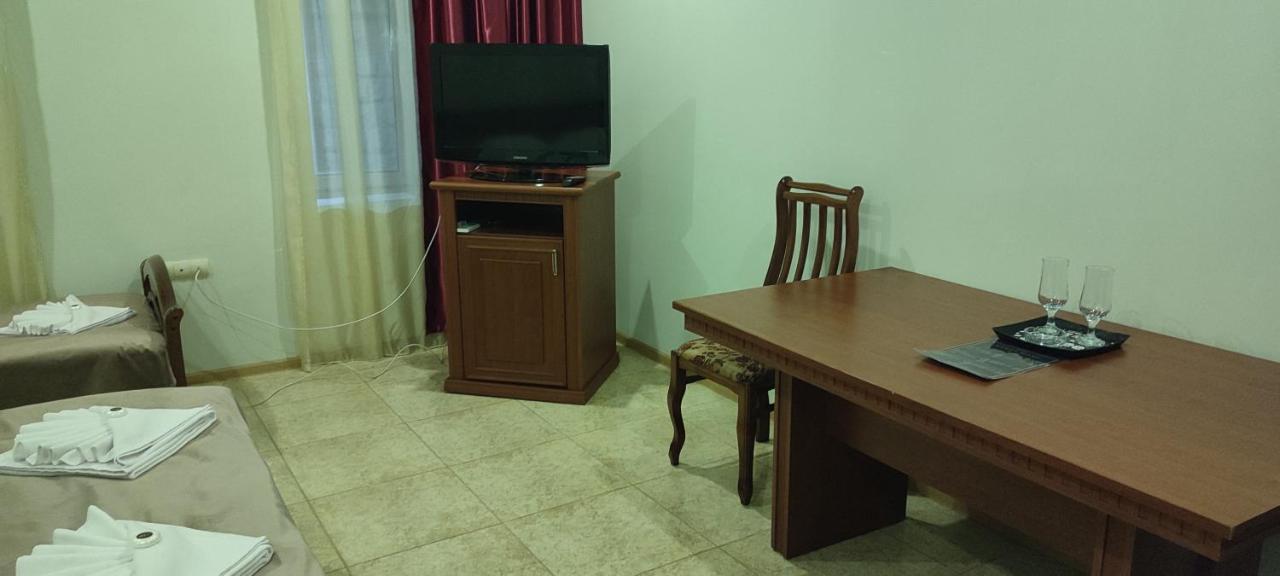 Sweet Home Hotel Meghri Exterior foto
