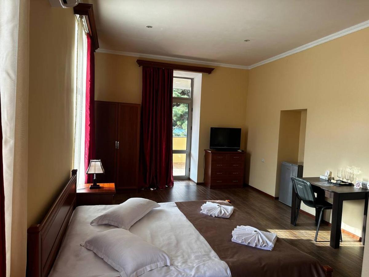Sweet Home Hotel Meghri Exterior foto