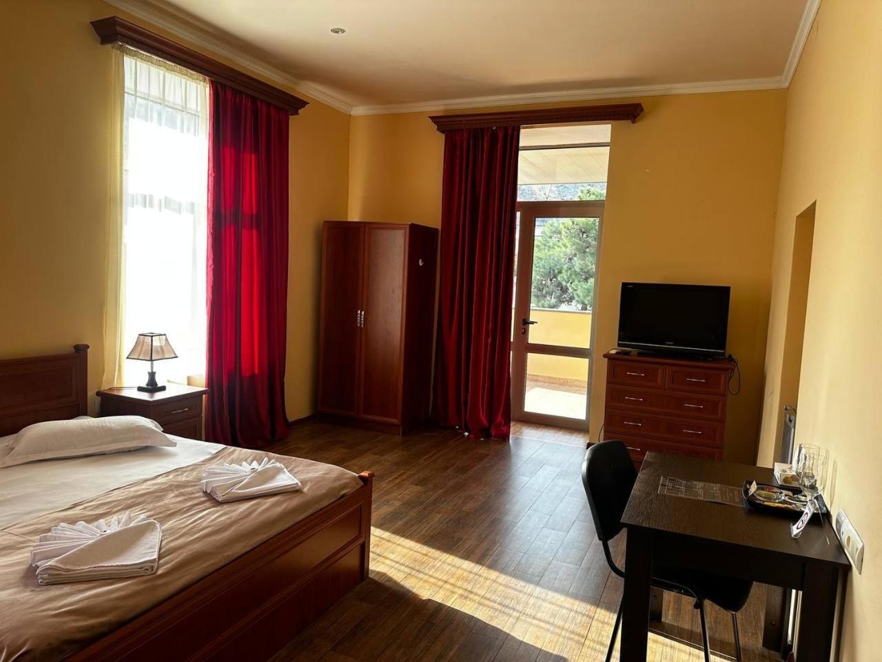 Sweet Home Hotel Meghri Exterior foto